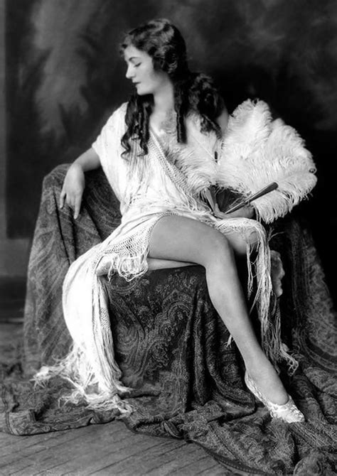 Ziegfeld FolliesZiegfeld Follies (1907-1931) fue el nombre de una serie de revistas musicales de Broadway, Nueva York. . Vintage ziegfeld follies